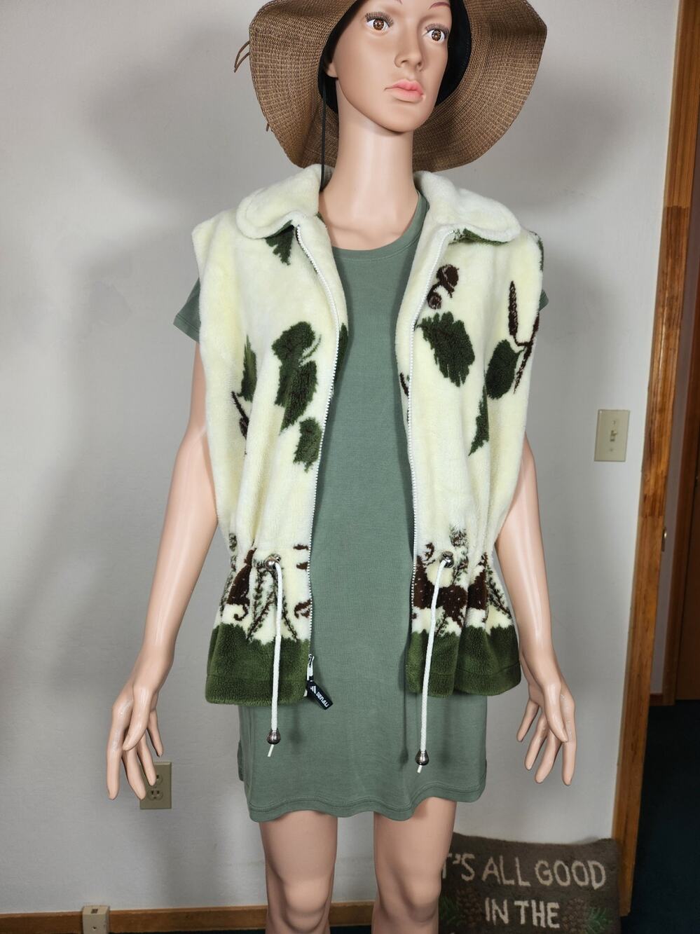 Women's XL White and Green Denali Vest, Drawstring At Waist, Front Zip Opening